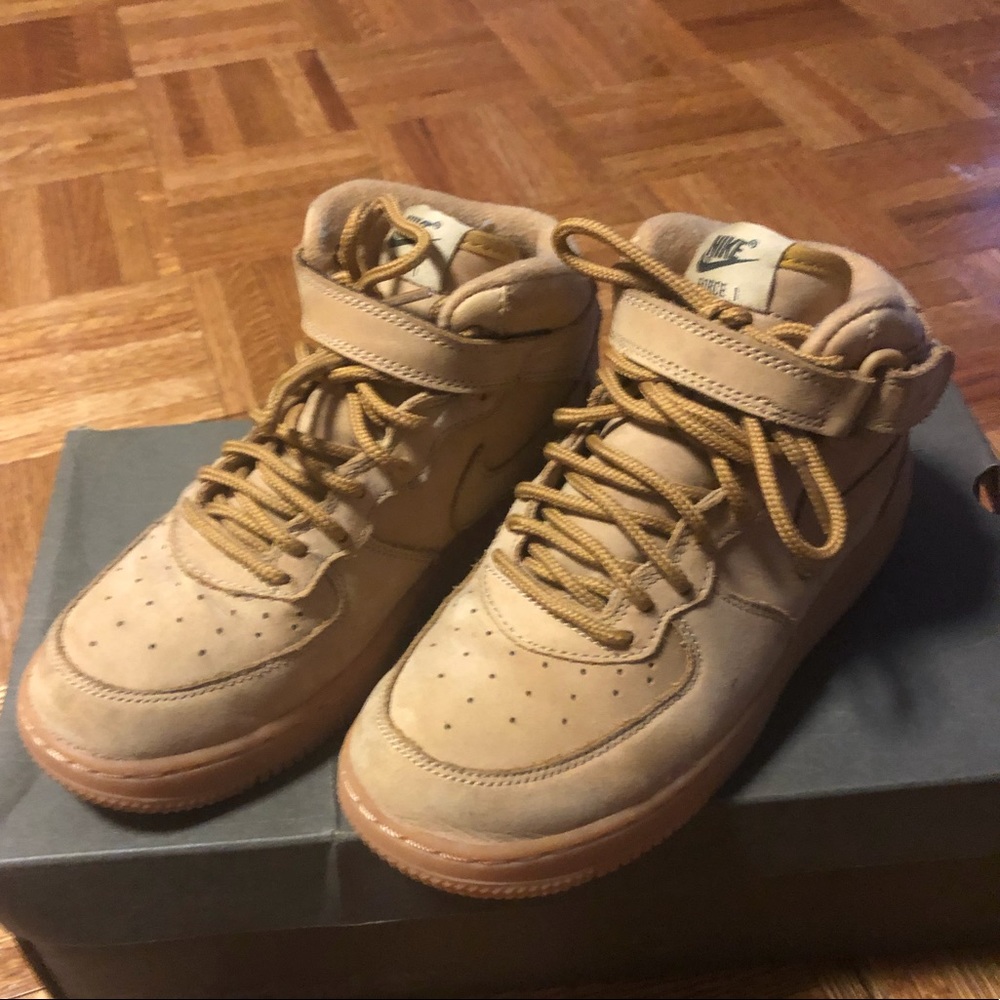 Lightly worn Nike sneakers!!!!!